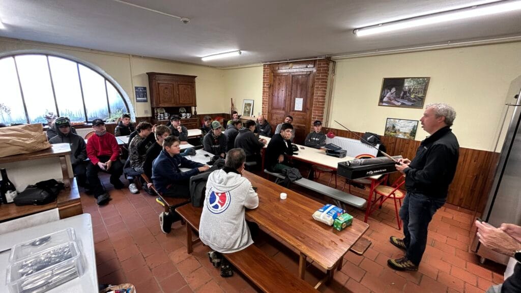stages jeunes mouche forez la théorie